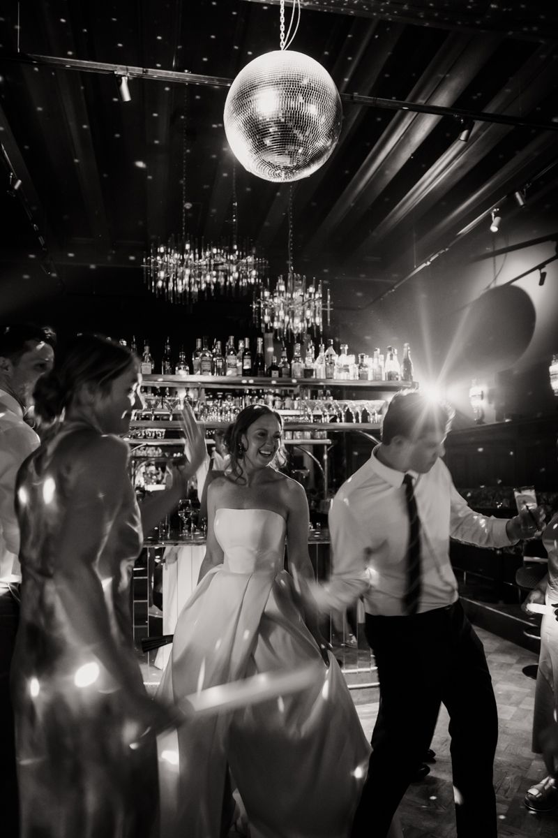 Bild från dansgolvet på ett sommarbröllop på Maryhill Estate fotograferat av Grevholm Photography.