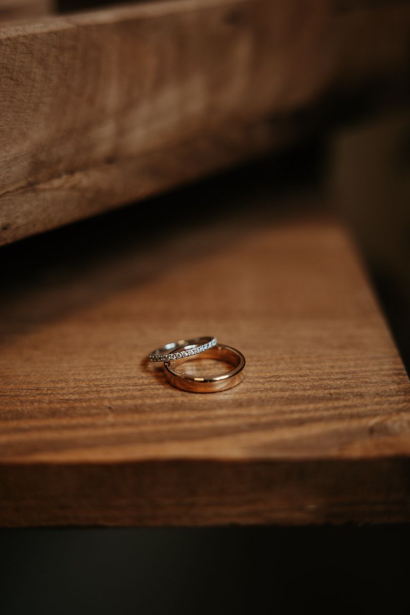 Förberedelser på salong inför ett bröllop i Alvastra klosterruin, fotograferat av Grevholm Photography.