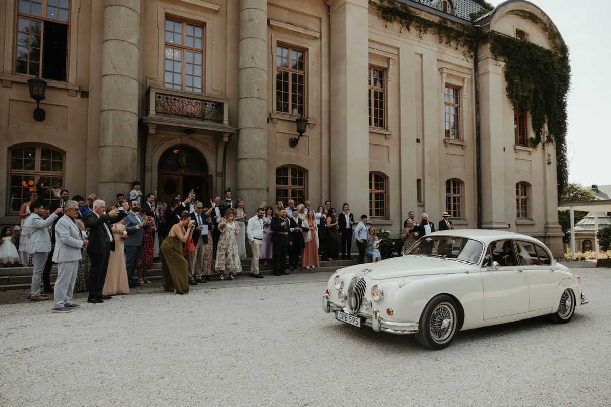Brudpar anländer till Maryhill Estate i en Jaguar, fotograferat av Grevholm Photography.