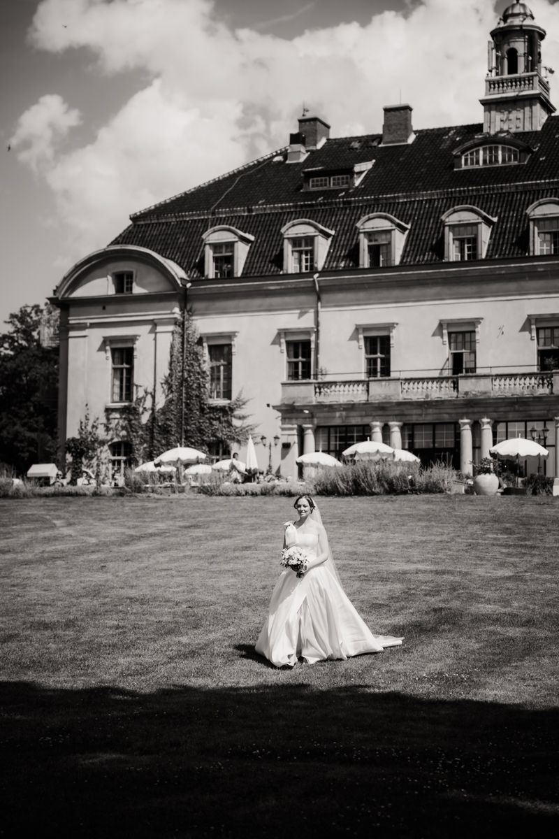 First look i slottsparken på ett bröllop på Maryhill Estate fotograferat av Grevholm Photography.