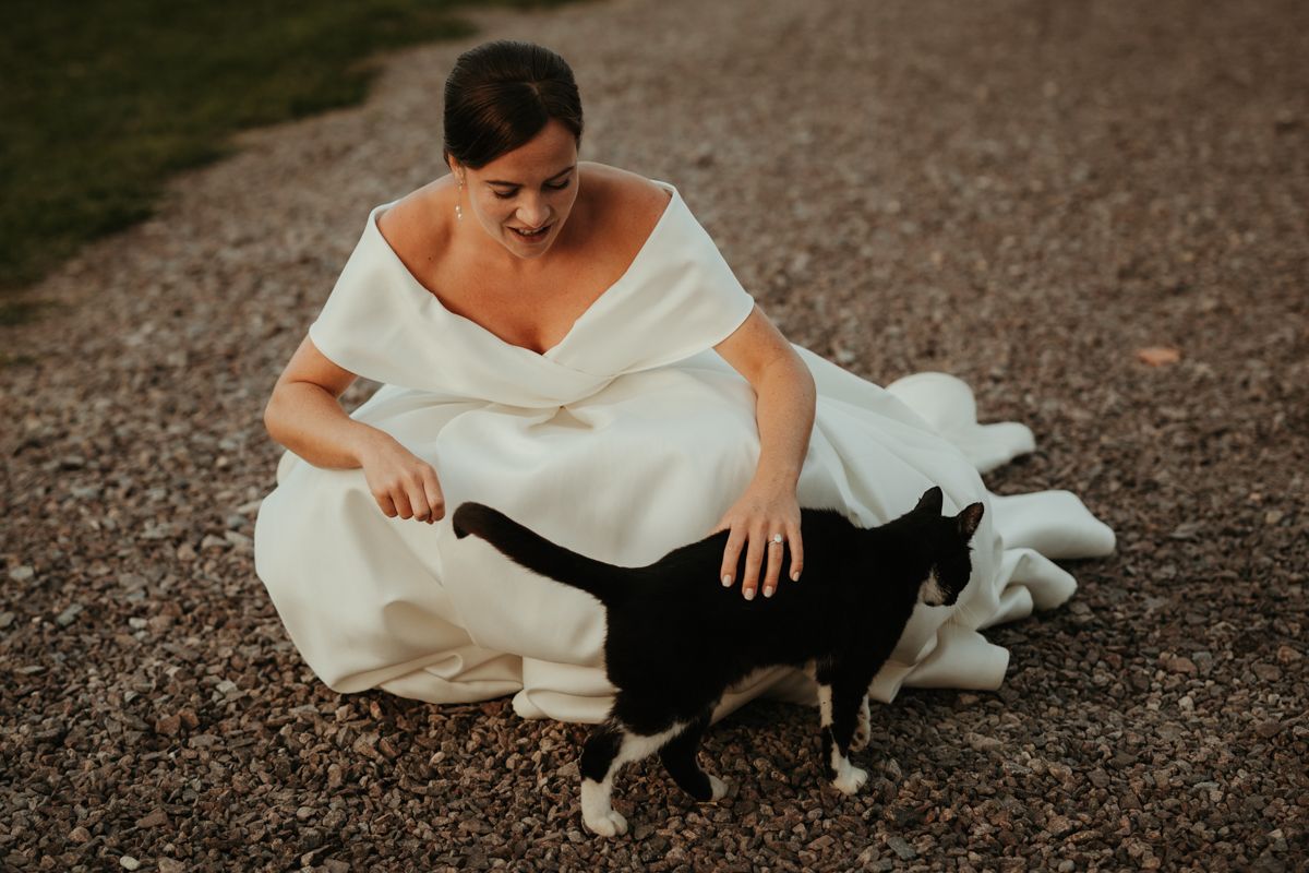Bröllopsfotografering under golden hour utanför Näfstad Loge fotograferat av Grevholm Photography.