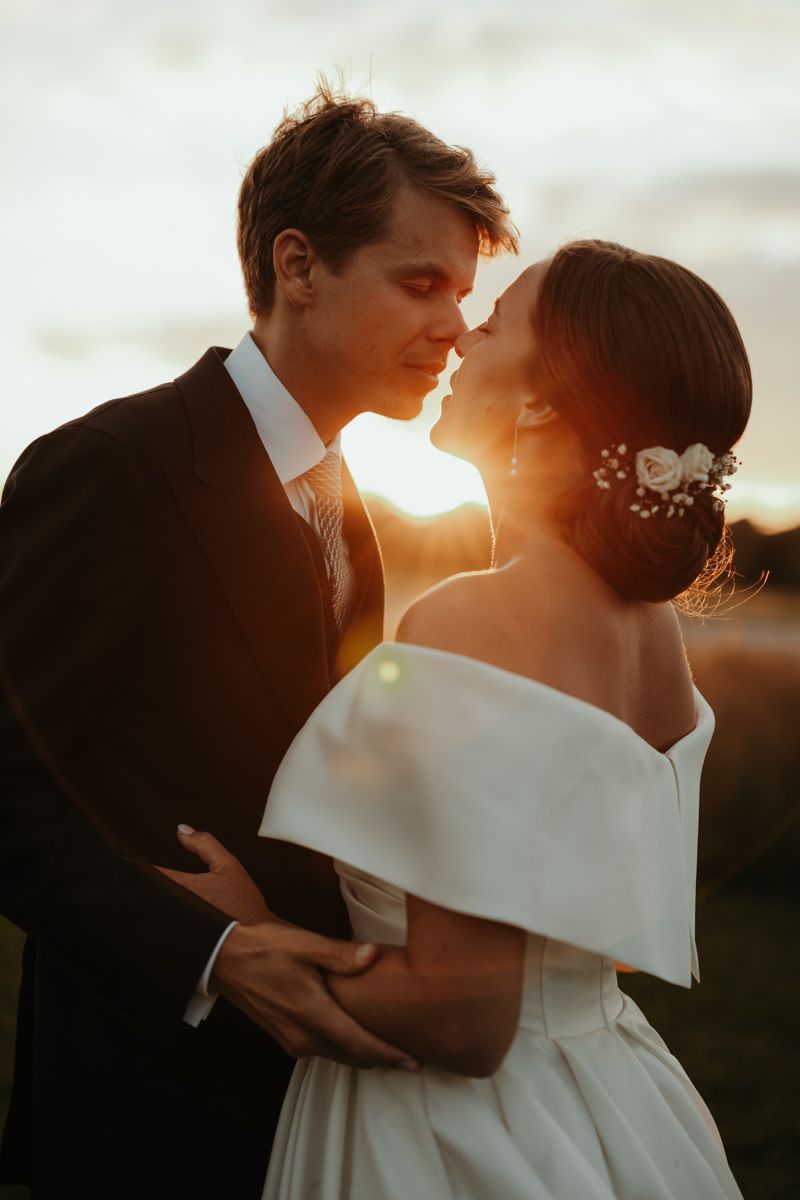 Bröllopsfotografering under golden hour utanför Näfstad Loge fotograferat av Grevholm Photography.
