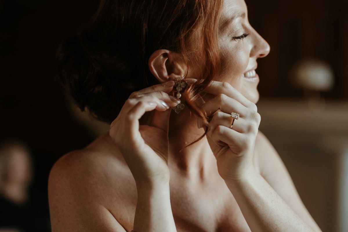 Förberedelser på slottet inför ett bröllop på Maryhill Estate fotograferat av Grevholm Photography.