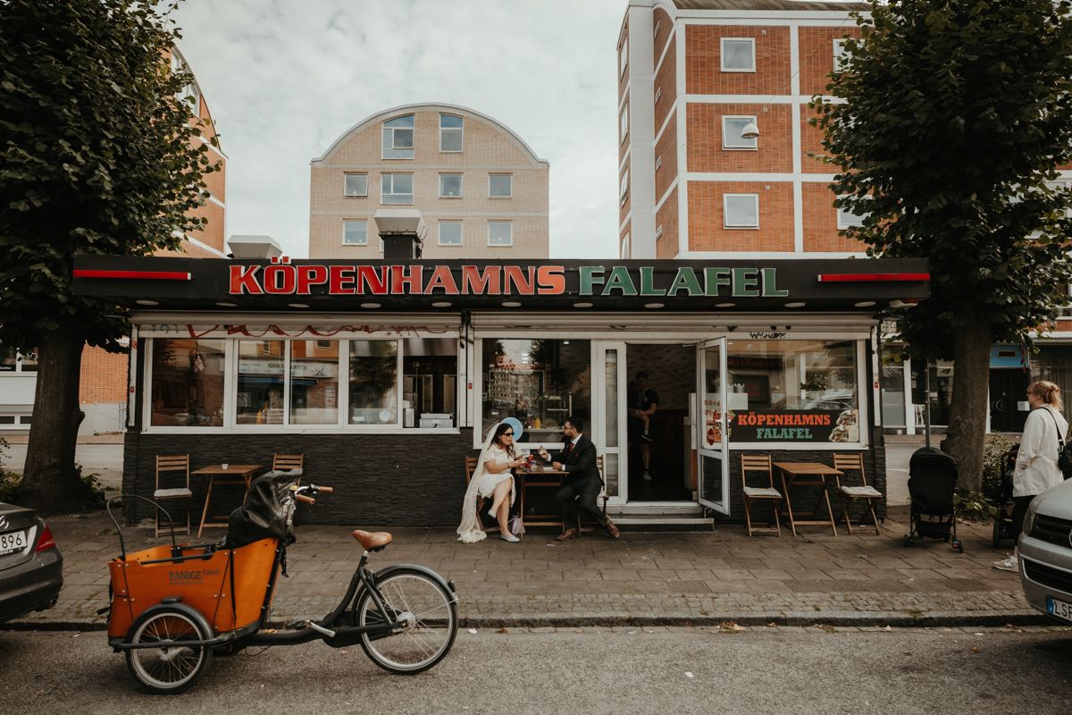 Personligt och färgglatt stadsbröllop mitt i Malmö augusti 2025 fotograferat av Grevholm Photography.
