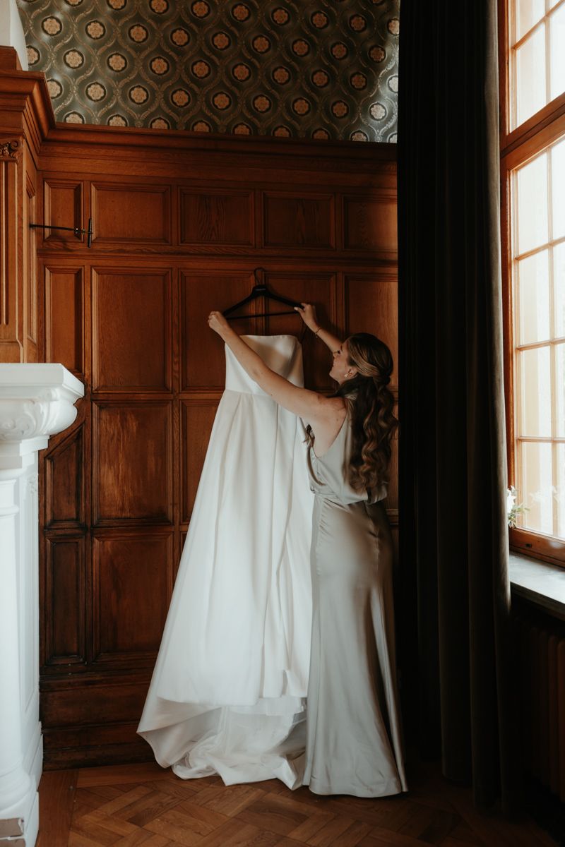 Förberedelser på slottet inför ett bröllop på Maryhill Estate fotograferat av Grevholm Photography.