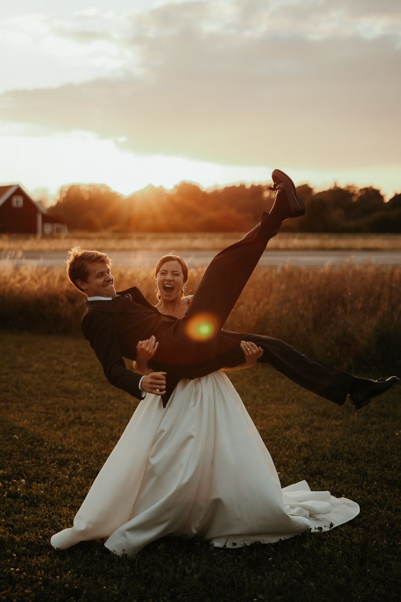 Bröllopsfotografering under golden hour utanför Näfstad Loge fotograferat av Grevholm Photography.