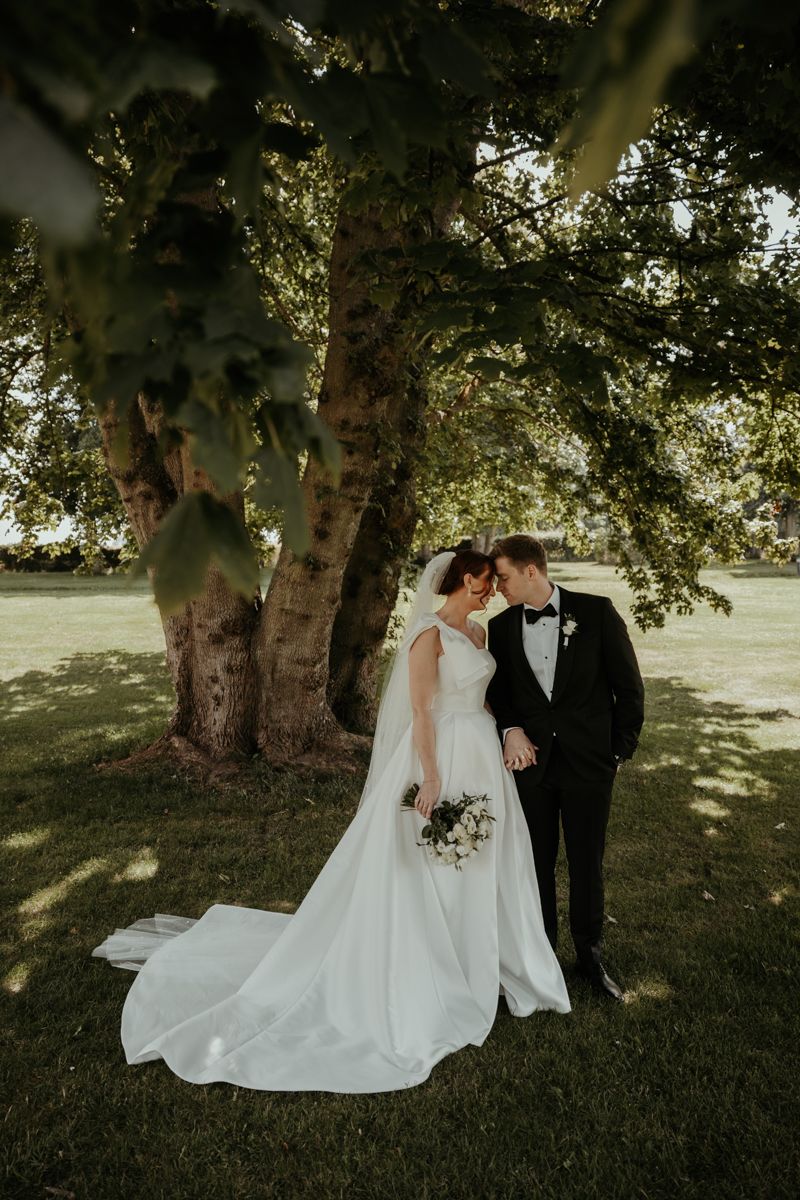 First look i slottsparken på ett bröllop på Maryhill Estate fotograferat av Grevholm Photography.