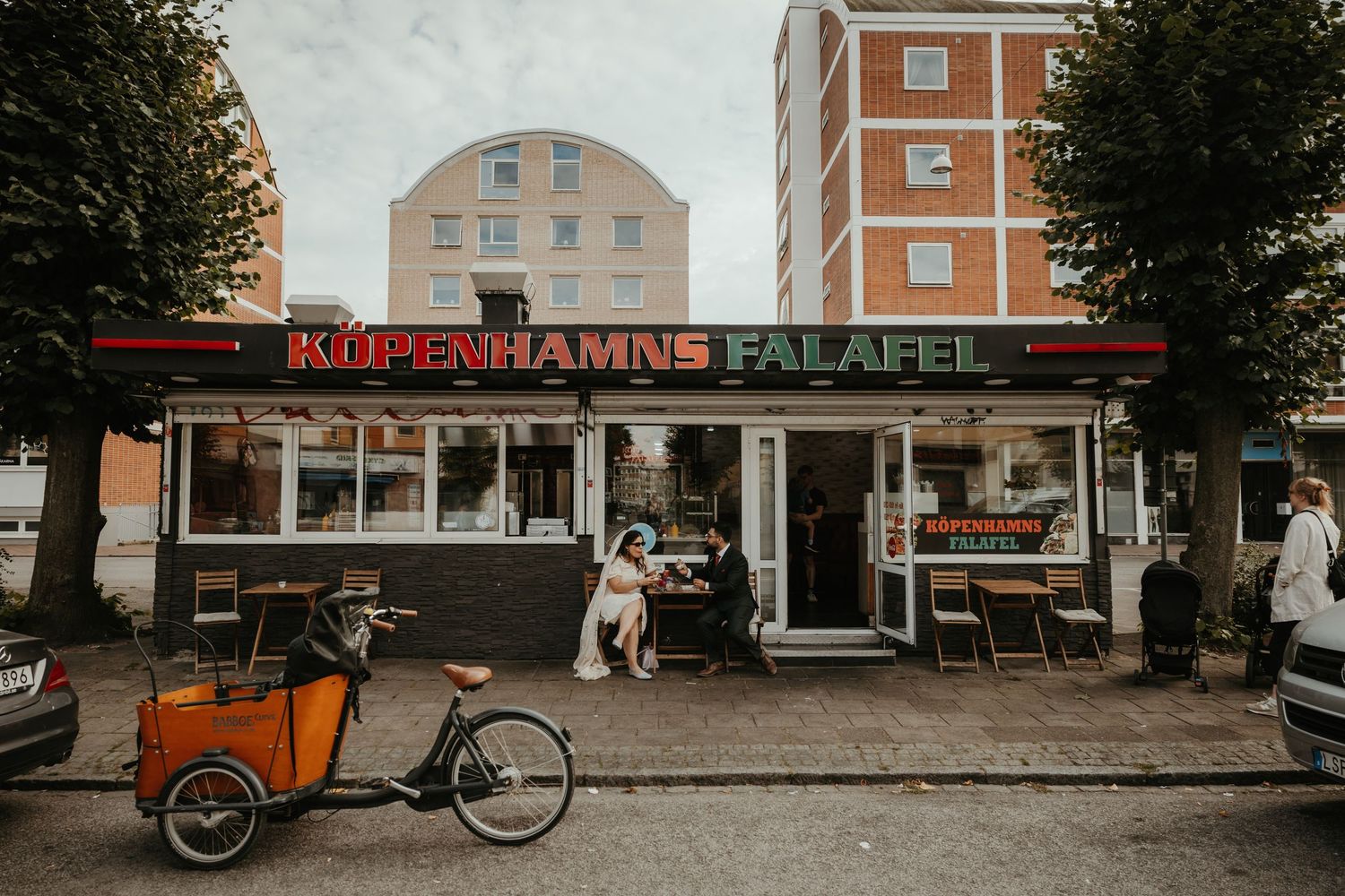 Personligt och färgglatt stadsbröllop mitt i Malmö augusti 2025 fotograferat av Grevholm Photography.