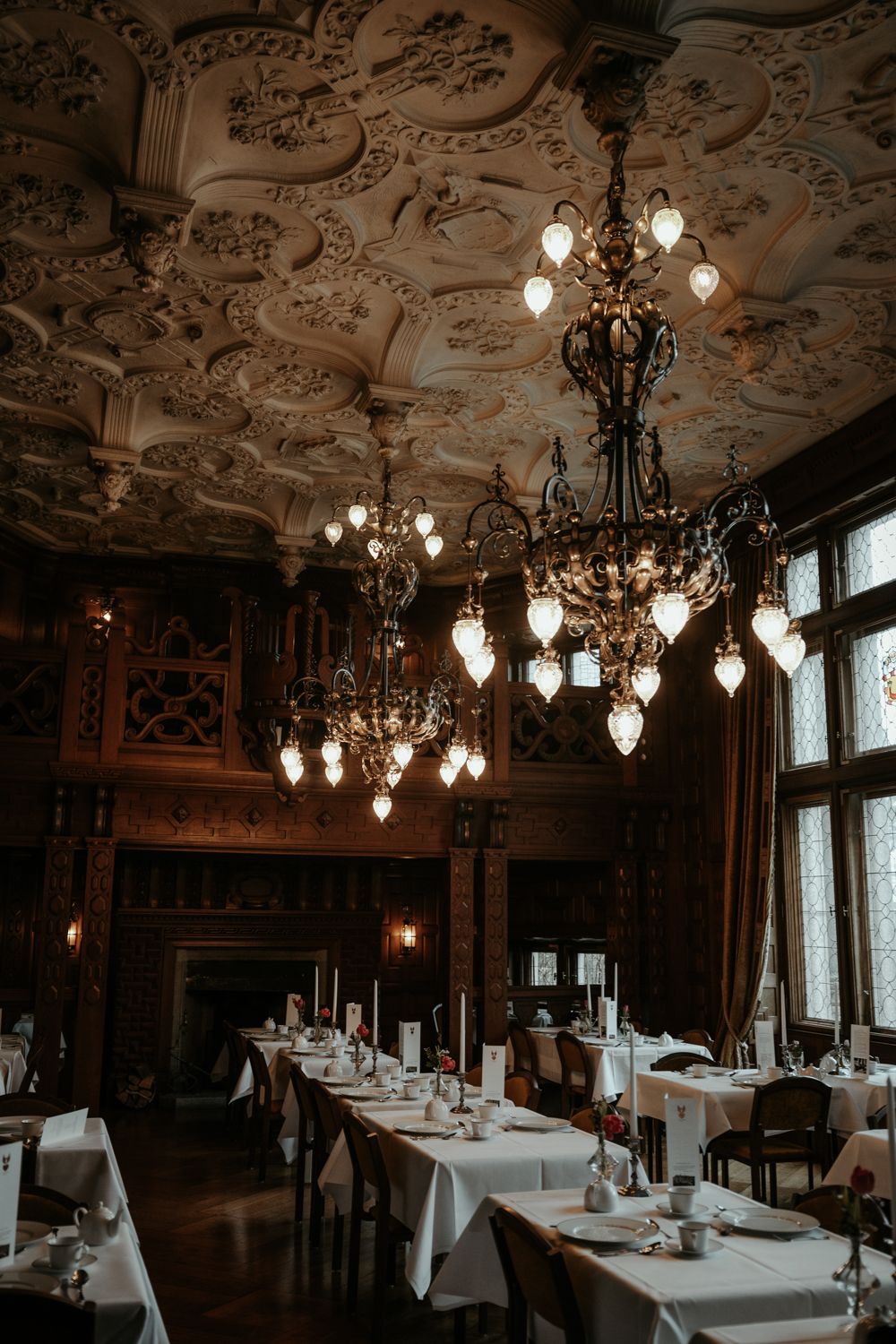 Dramatisk middagslokal på Tjolöholms slott fotograferat av bröllopsfotograf Grevholm Photography.