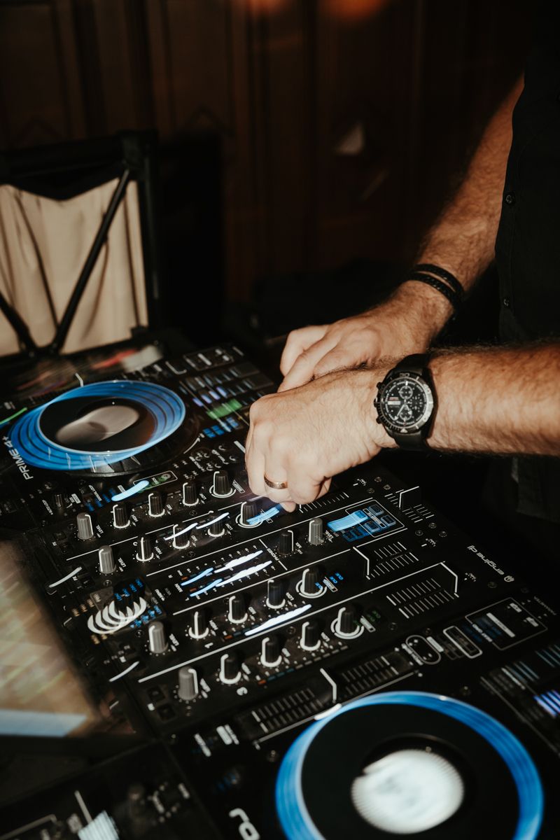 DJ Winquist spelar på ett sommarbröllop på Maryhill Estate fotograferat av Grevholm Photography.