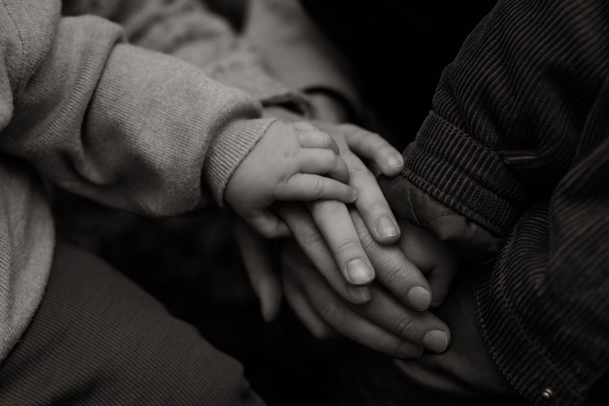 Närbild på händer tillhörandes fler generationer från en familjefotografering i Laholm. Foto: Grevholm Photography.