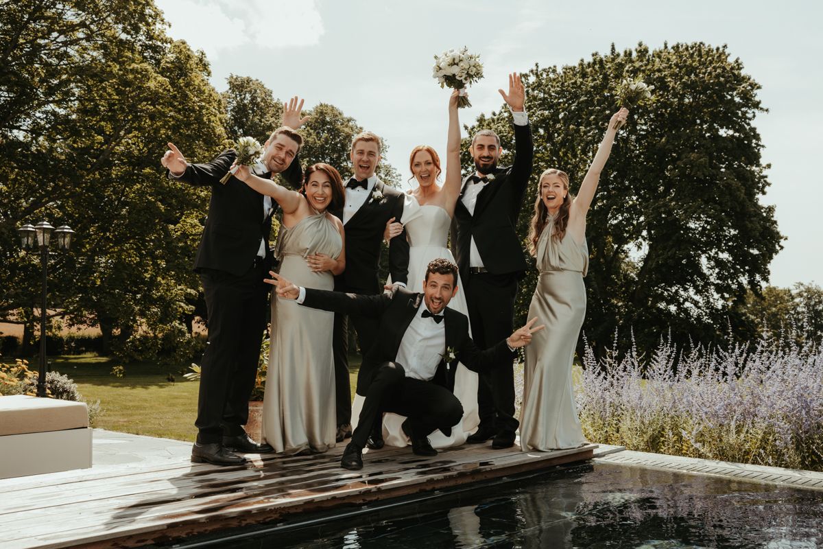 Gruppbild med brudfölje på ett bröllop på Maryhill Estate fotograferat av Grevholm Photography.