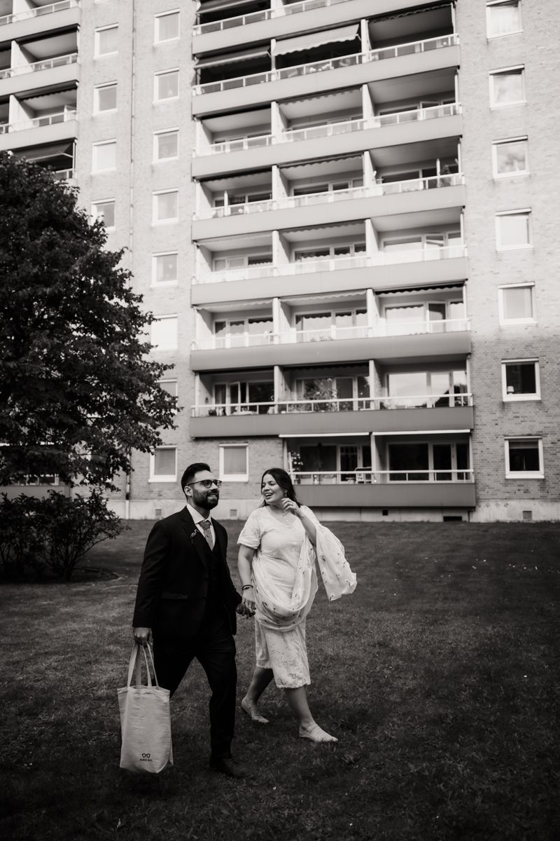 Personligt och färgglatt stadsbröllop mitt i Malmö augusti 2025 fotograferat av Grevholm Photography.