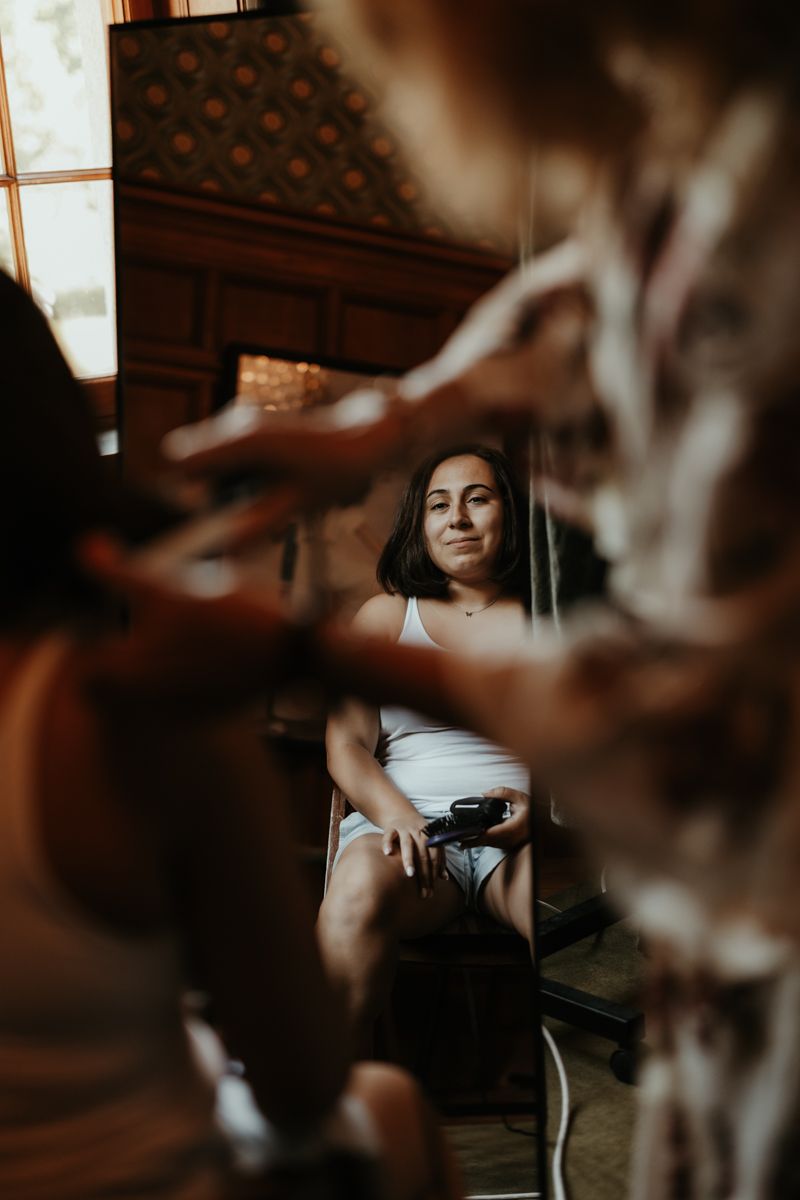 Förberedelser på slottet inför ett bröllop på Maryhill Estate fotograferat av Grevholm Photography.