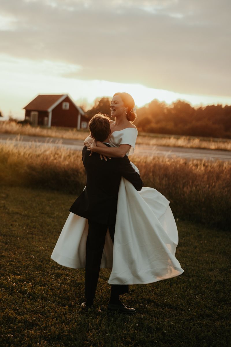 Bröllopsfotografering under golden hour utanför Näfstad Loge fotograferat av Grevholm Photography.