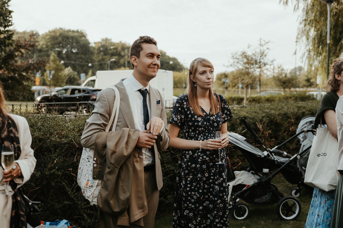 Personligt och färgglatt stadsbröllop mitt i Malmö augusti 2025 fotograferat av Grevholm Photography.