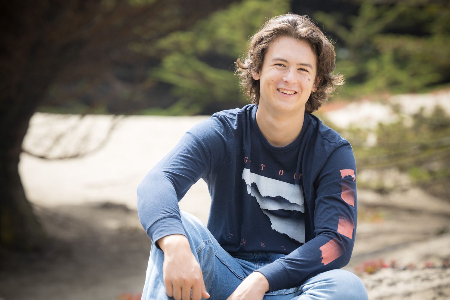 Seaside portrait session featuring casual attire and natural poses.