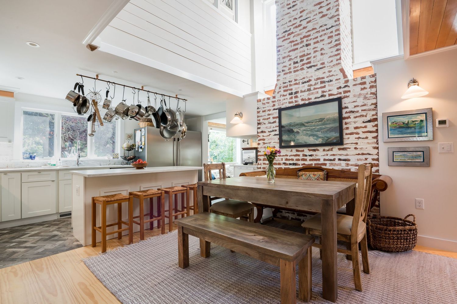 Home kitchen design with contemporary finishes.
