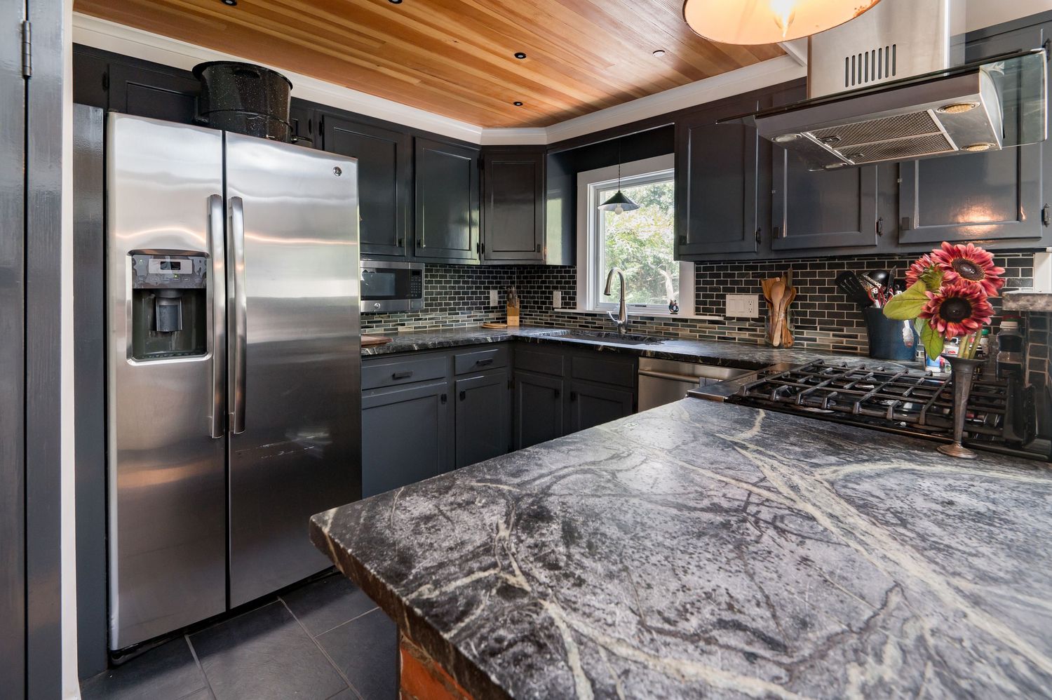Home kitchen design with contemporary finishes.