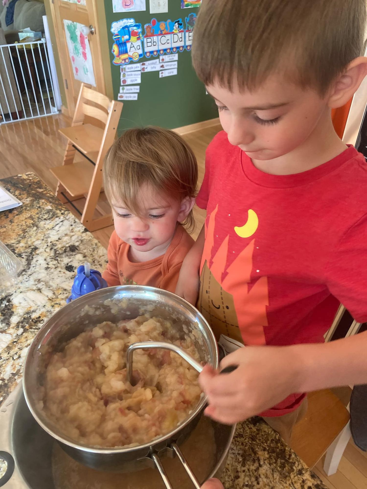 Kitchen Science making Applesauce