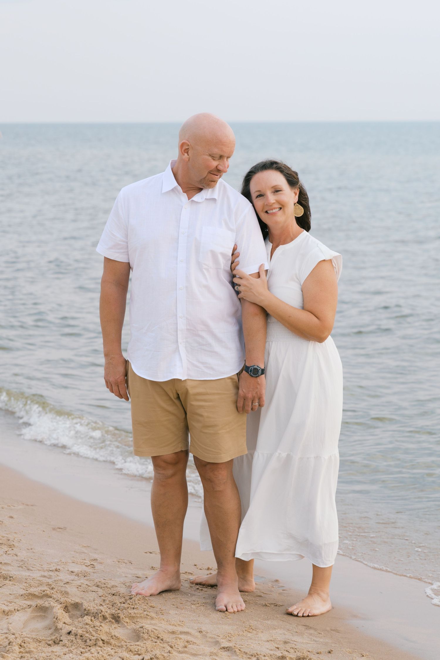 Grand Haven Summer Beach Family Pictures Lake Michigan. West Michigan Family Photographer Blue and white beach family outfit inspiration