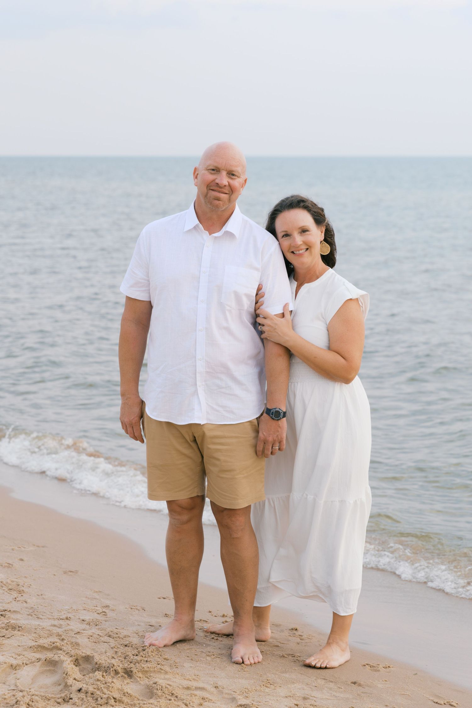 Grand Haven Summer Beach Family Pictures Lake Michigan. West Michigan Family Photographer Blue and white beach family outfit inspiration