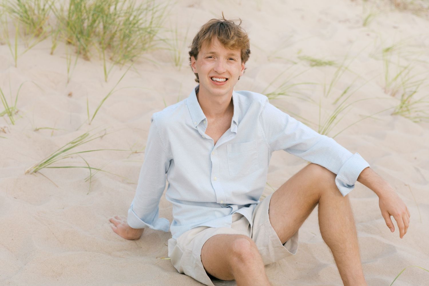 Grand Haven Summer Beach Family Pictures Lake Michigan. West Michigan Family Photographer Blue and white beach family outfit inspiration