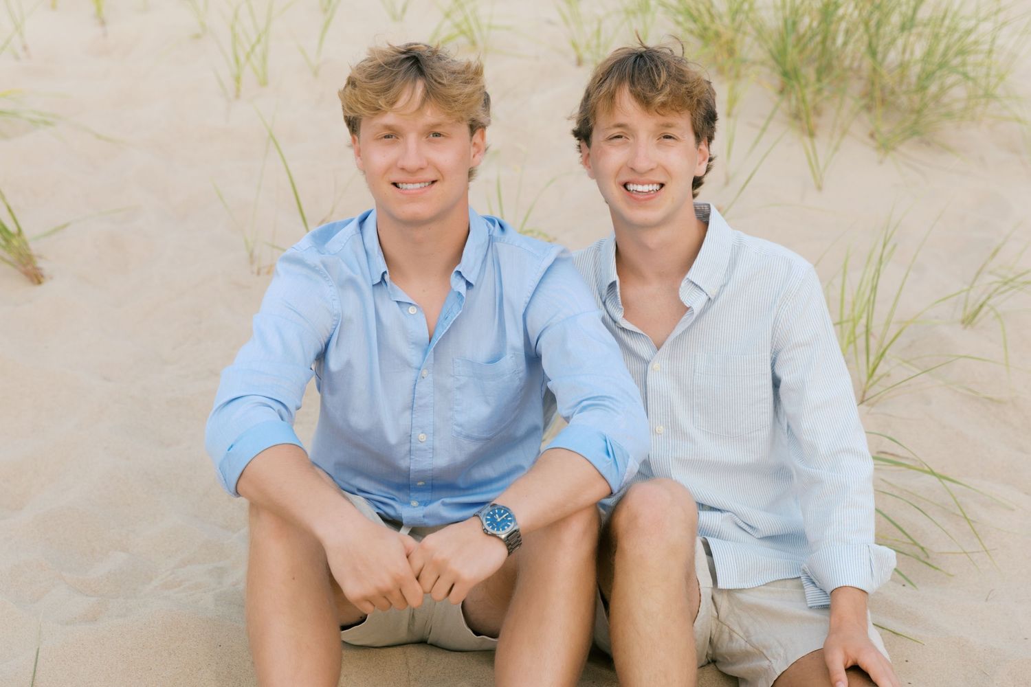 Grand Haven Summer Beach Family Pictures Lake Michigan. West Michigan Family Photographer Blue and white beach family outfit inspiration
