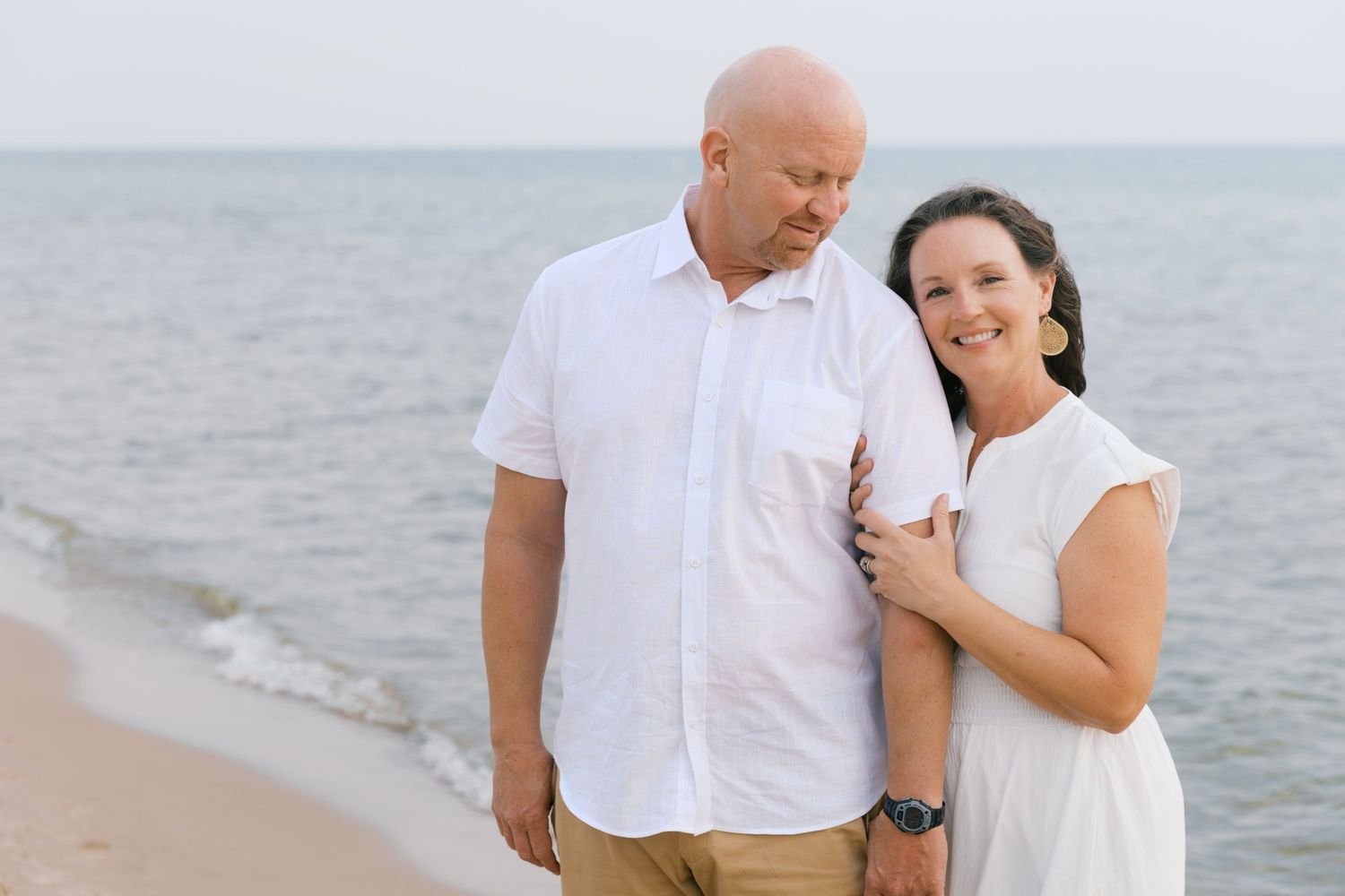 Grand Haven Summer Beach Family Pictures Lake Michigan. West Michigan Family Photographer Blue and white beach family outfit inspiration