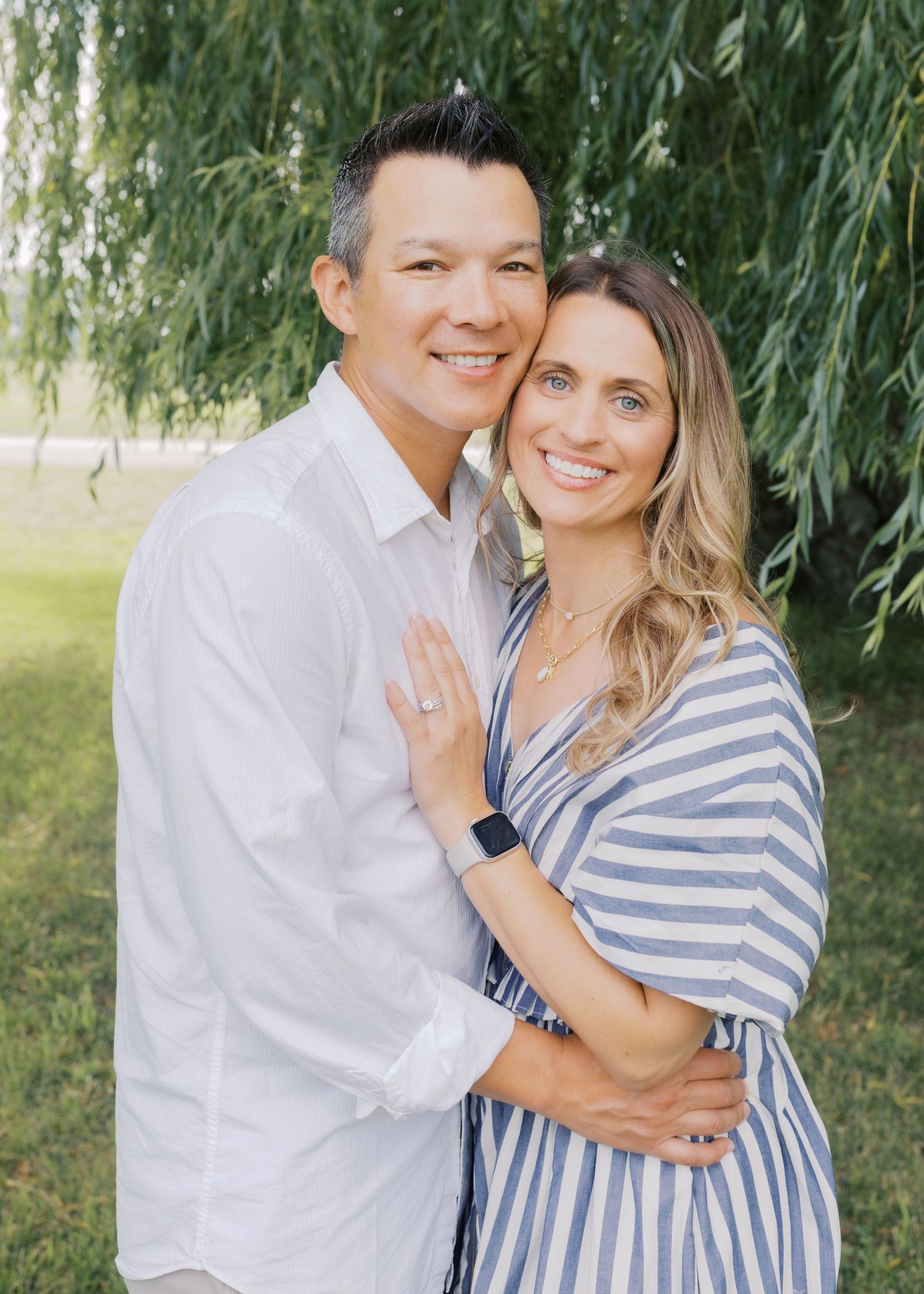 Extended family portrait photography session at harbor island grand haven michigan. Set in the spring with bright colors and willow trees.