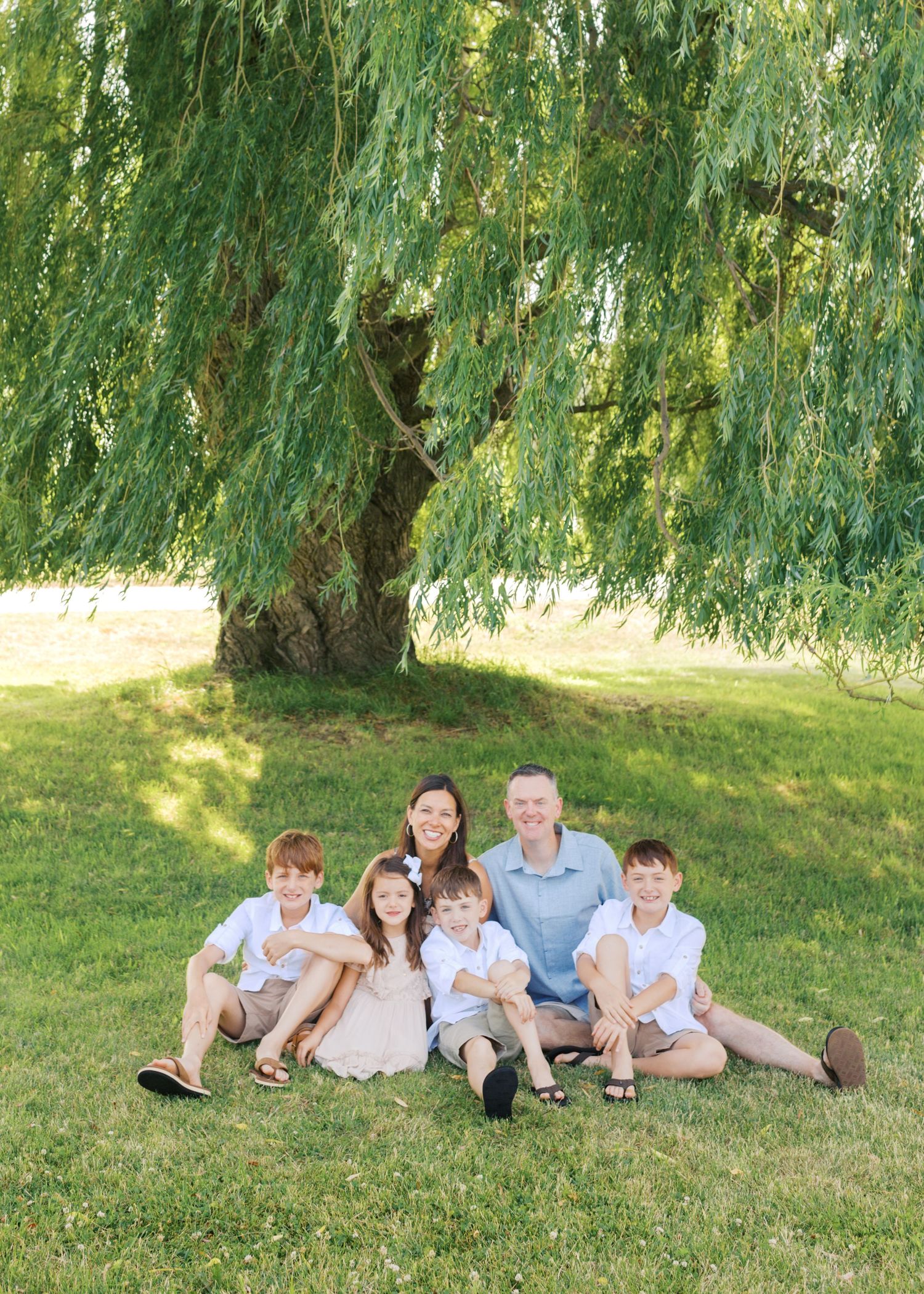 Extended family portrait photography session at harbor island grand haven michigan. Set in the spring with bright colors and willow trees.