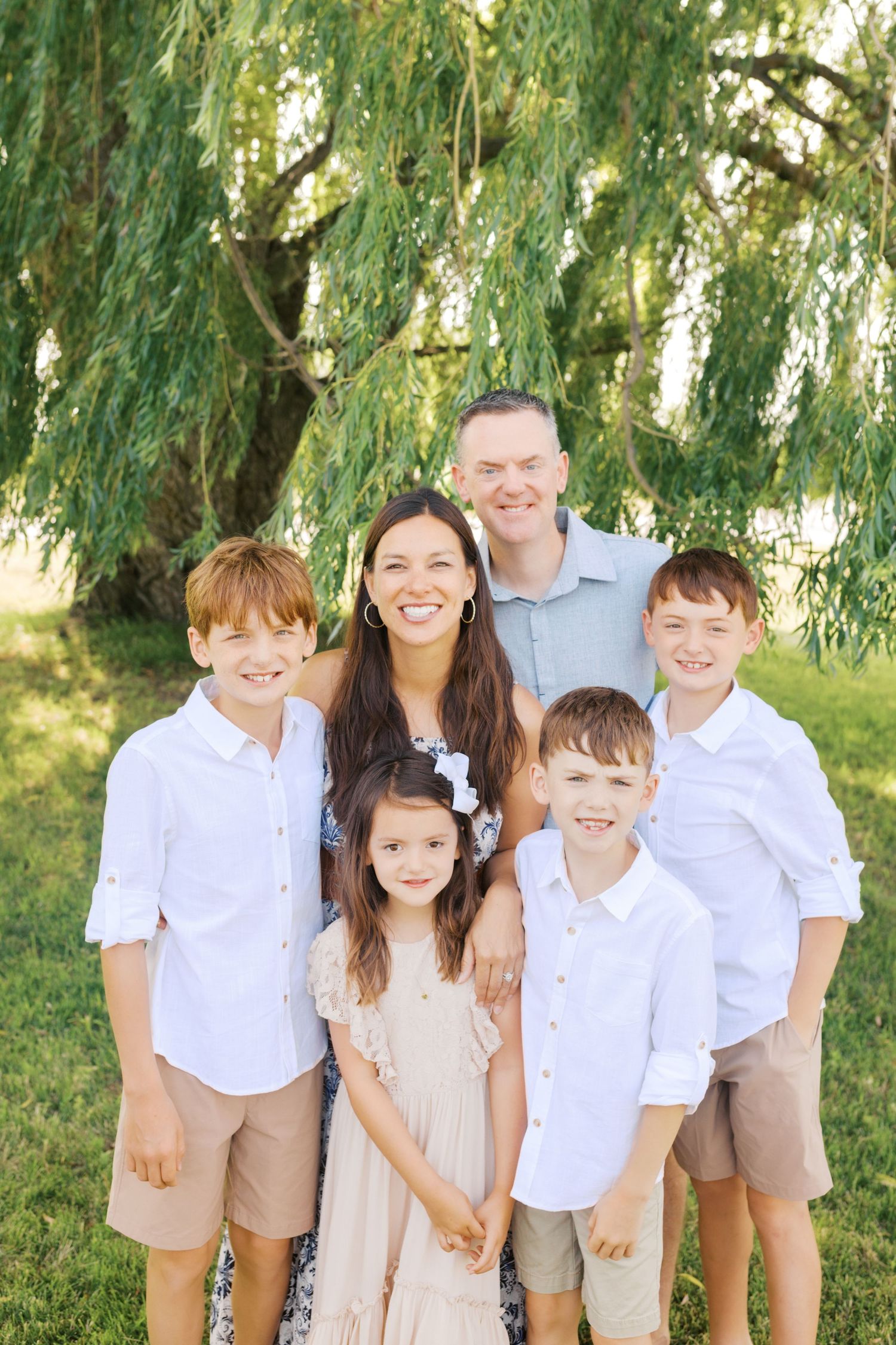 Extended family portrait photography session at harbor island grand haven michigan. Set in the spring with bright colors and willow trees.