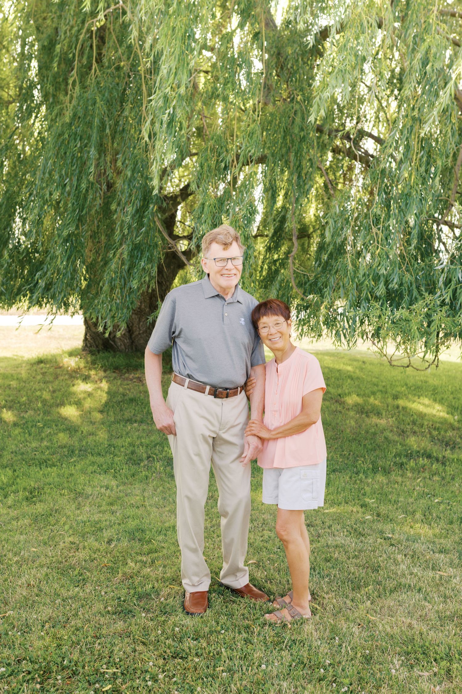 Extended family portrait photography session at harbor island grand haven michigan. Set in the spring with bright colors and willow trees.