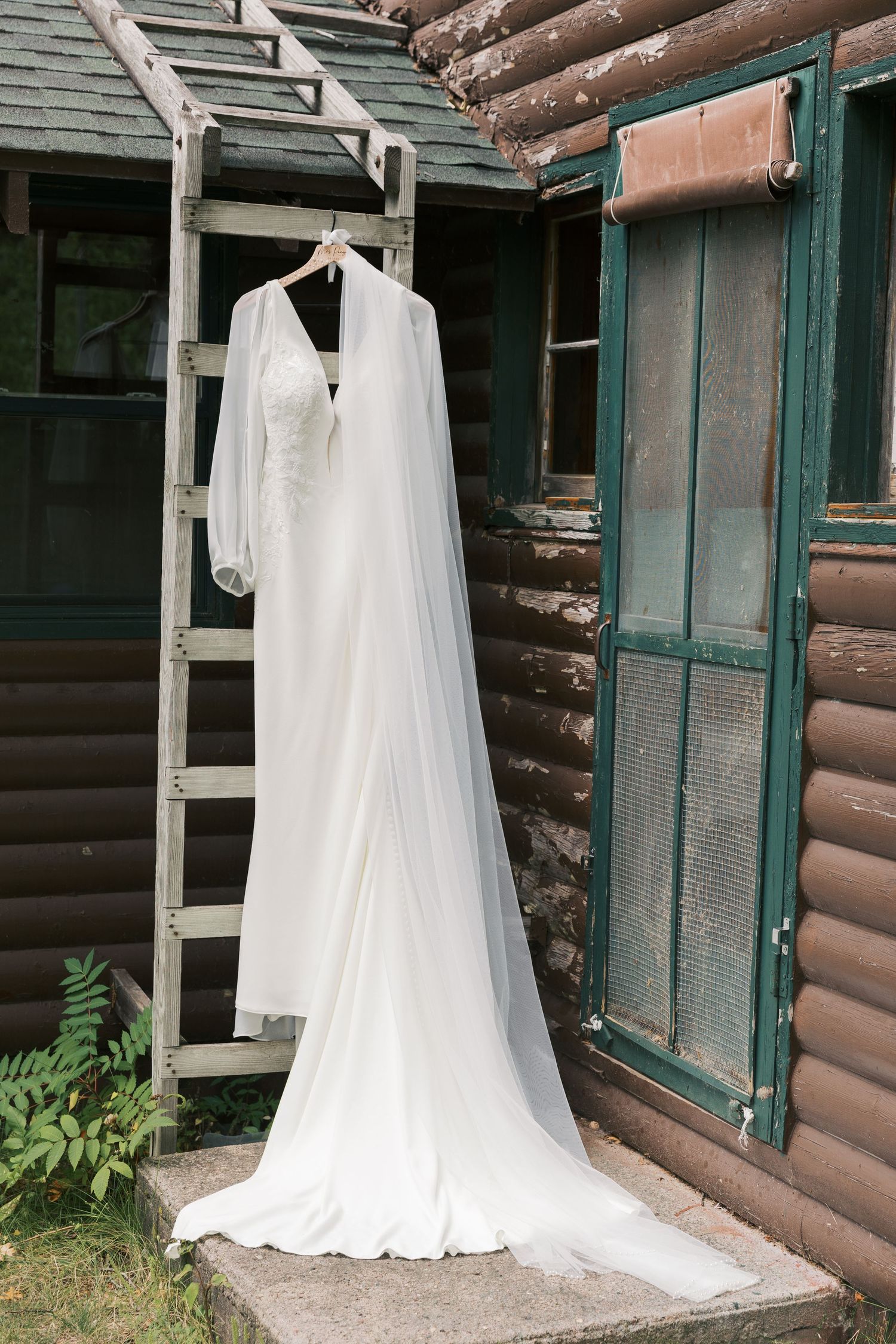Summer Camp Themed Wedding Photography at Camp Lincoln Camp Lake Hubert in Nisswa Minnesota. Lakeside woodland wedding pictures Up North
