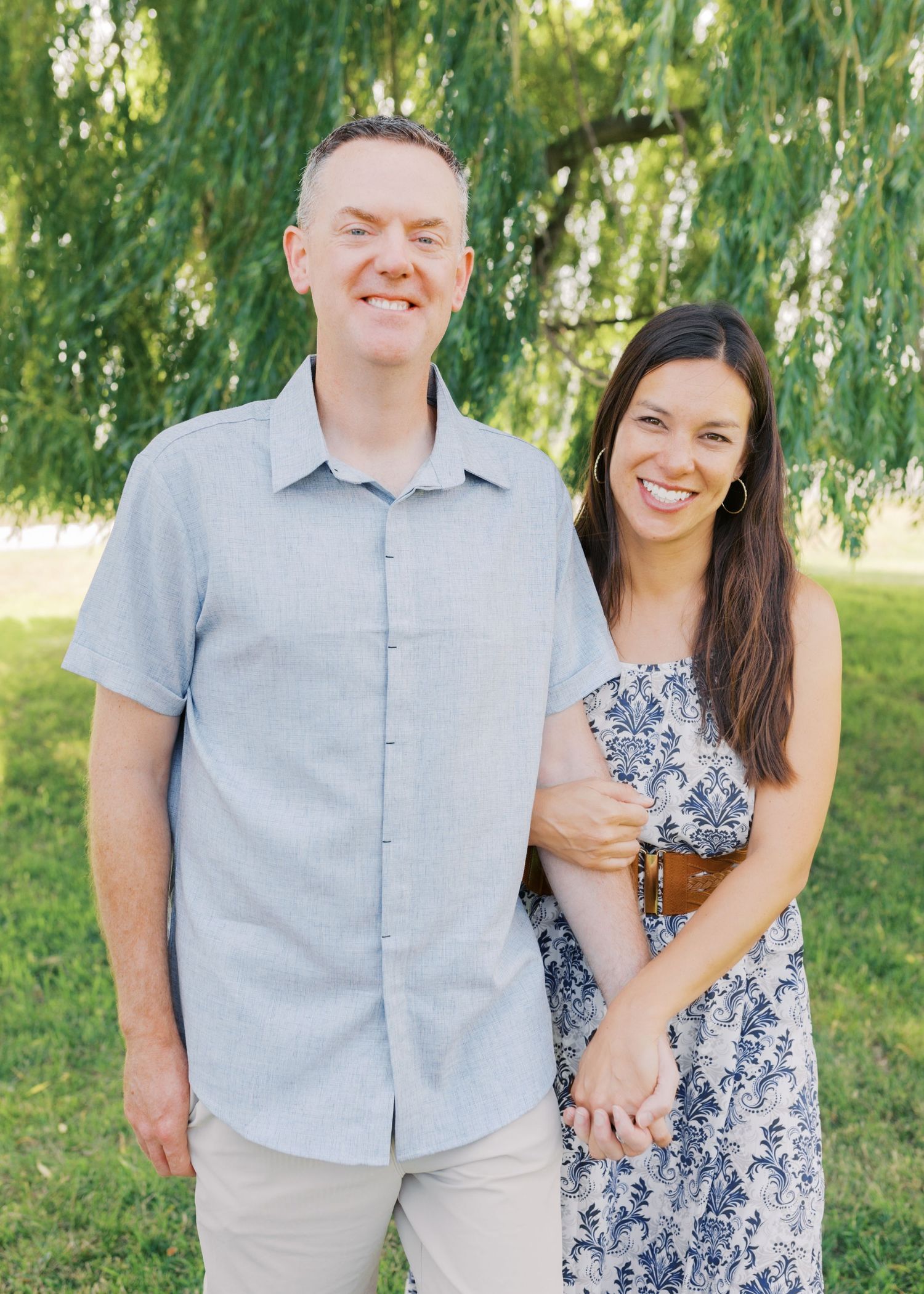 Extended family portrait photography session at harbor island grand haven michigan. Set in the spring with bright colors and willow trees.