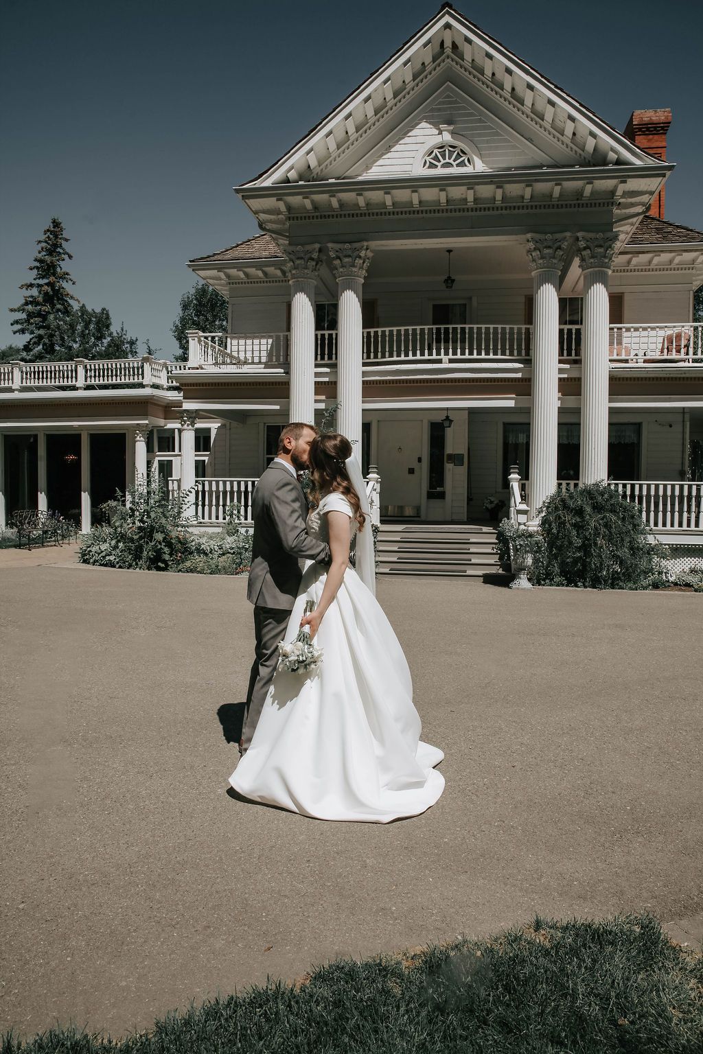 july wedding at the norland historic estate in lethbridge alberta