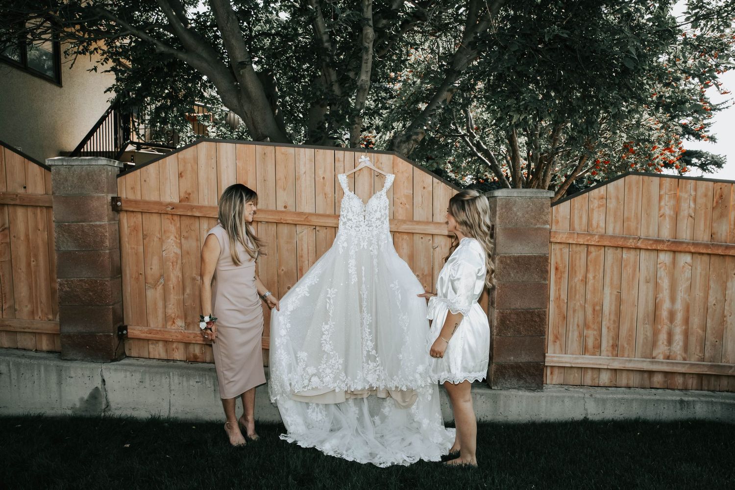 getting ready with bride in lethbridge alberta