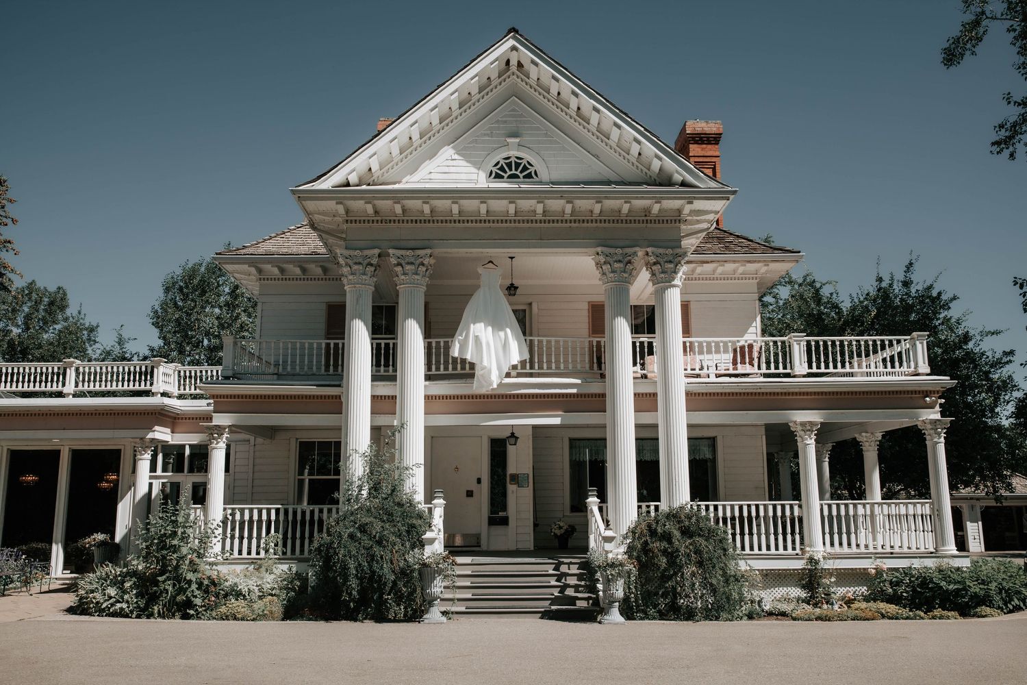 july wedding at the norland historic estate in lethbridge alberta