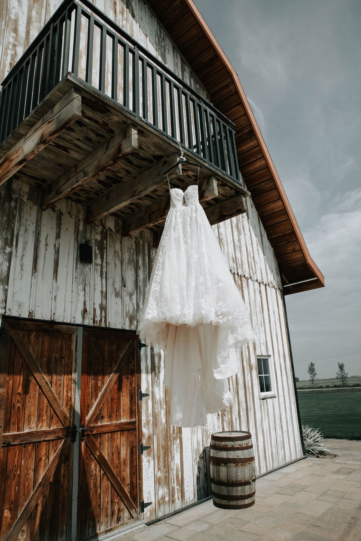 the country side barn wedding venue in Lethbridge Alberta. real wedding from this rustic chic barn venue two hours outside of Calgary AB
