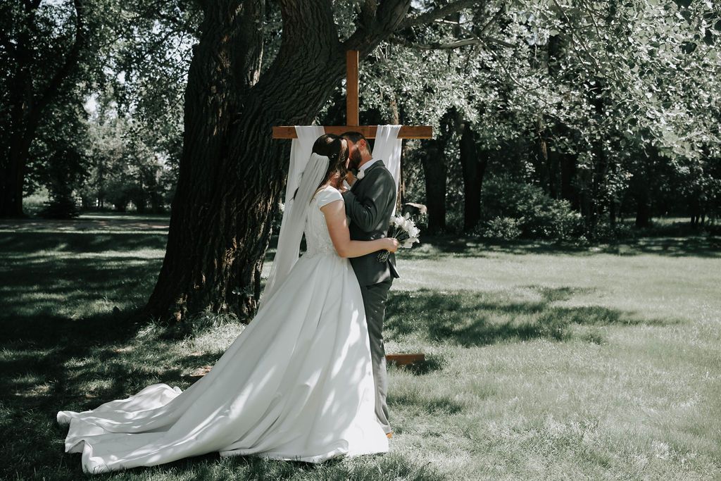 july wedding at the norland historic estate in lethbridge alberta