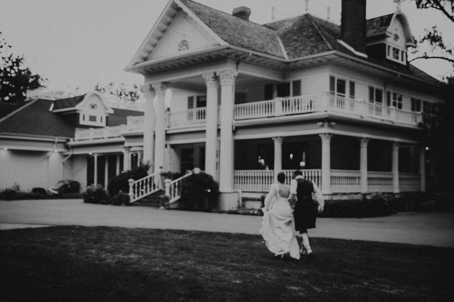 bride and groom couples portraits at affordable southern alberta and lethbridge wedding venues