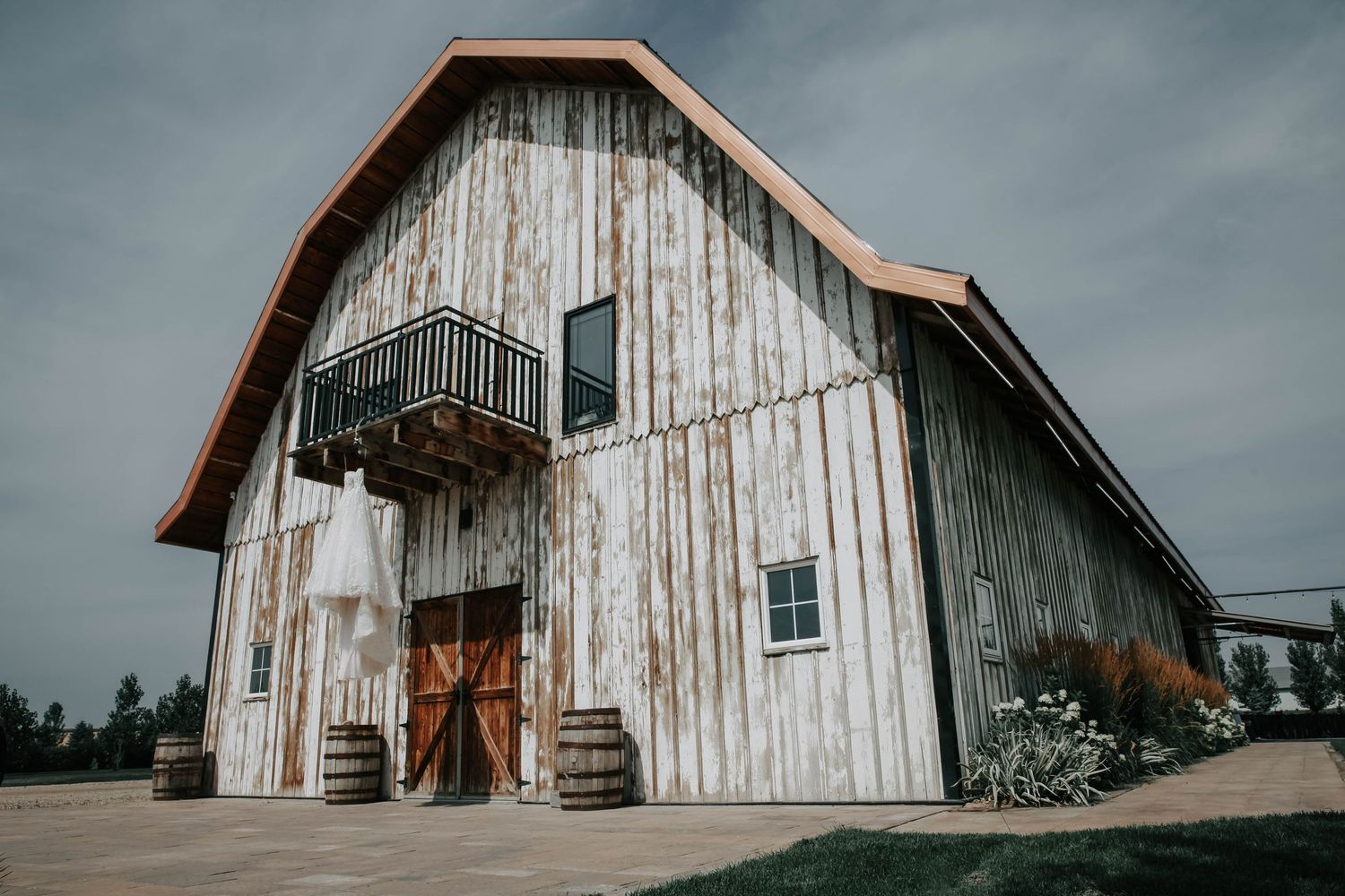 the country side barn wedding venue in Lethbridge Alberta. real wedding from this rustic chic barn venue two hours outside of Calgary AB