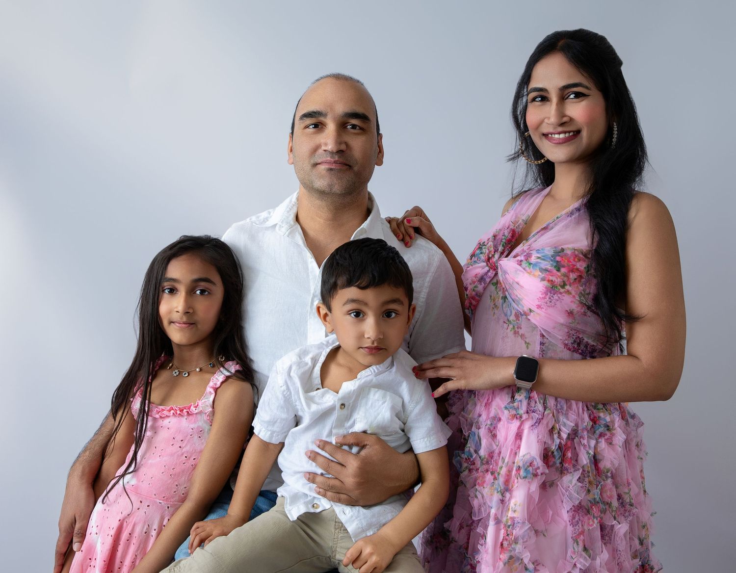 Family photography session showing natural interactions and embraces.