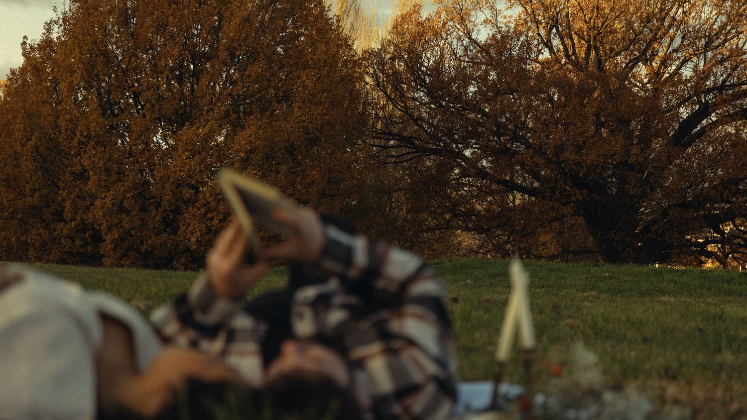 Couple enjoying a picnic together during an outdoor engagement session