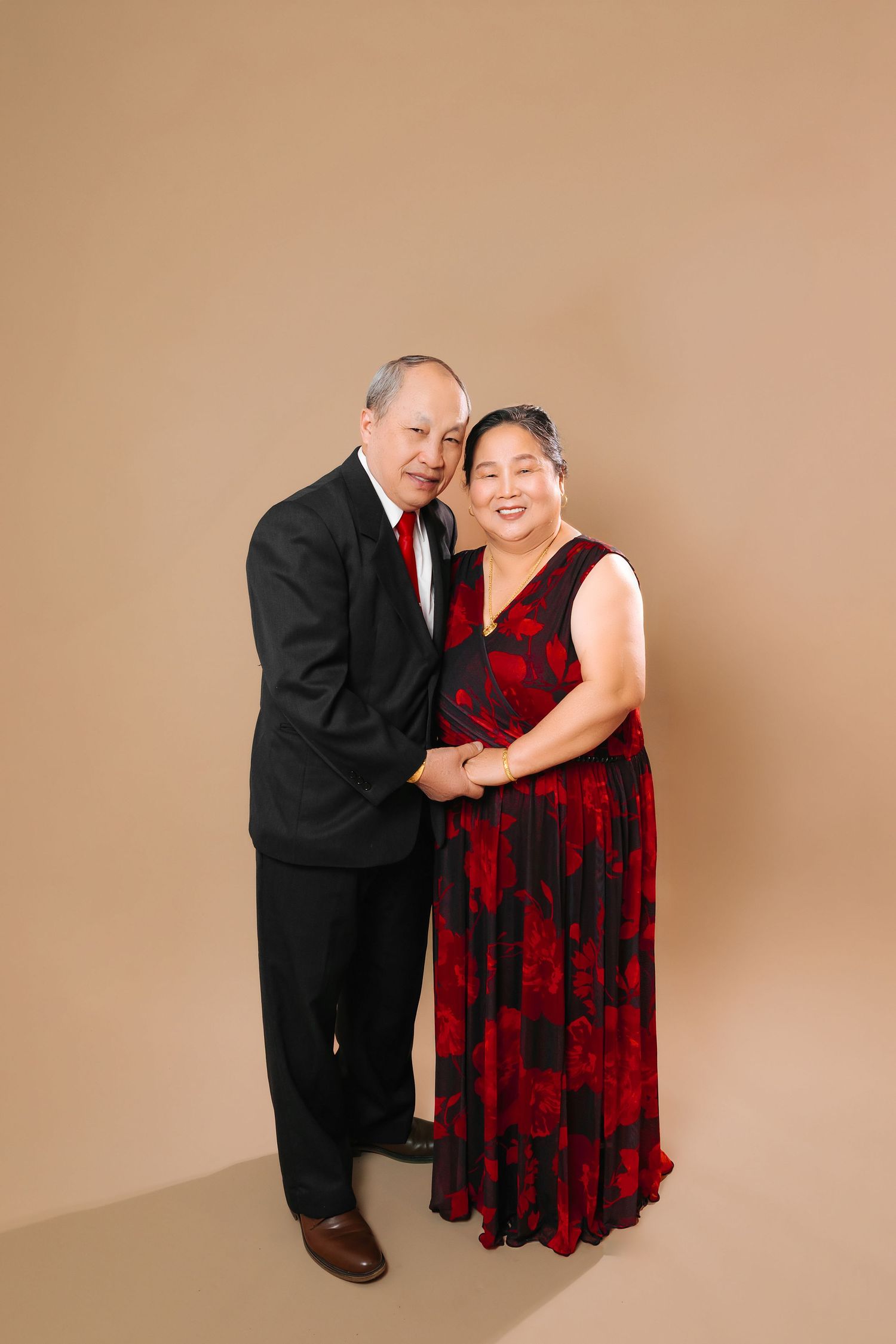 An elderly Hmong couple smiling.