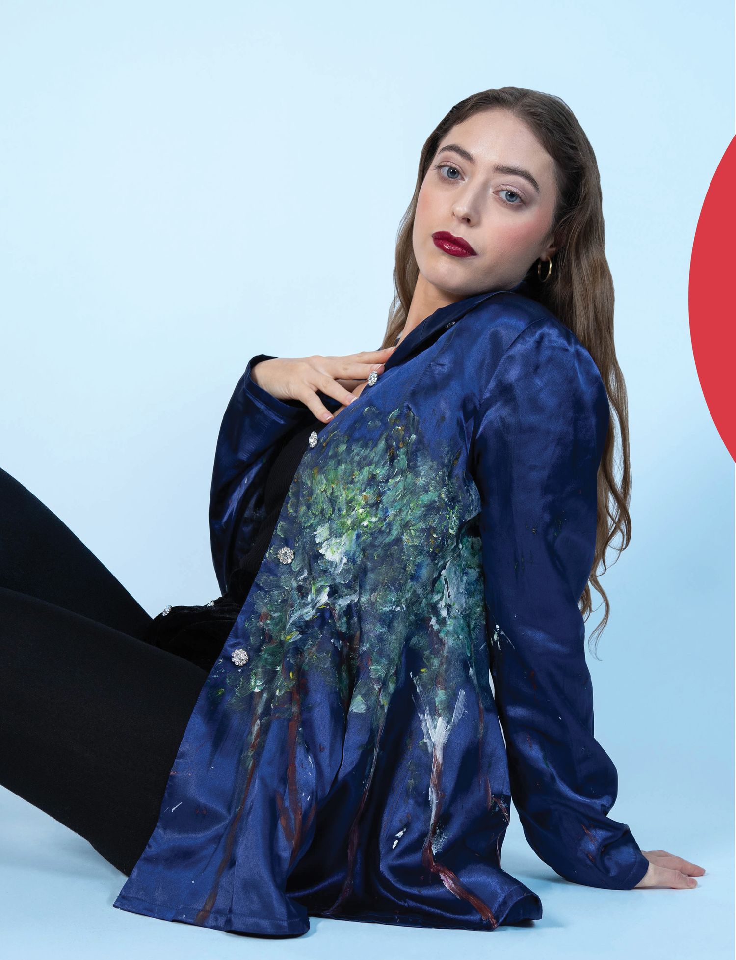 Photographie d'un mannequin portant une veste imprimée bleue pose dans une photo éditoriale de mode artistique pour le magazine l'attirance.