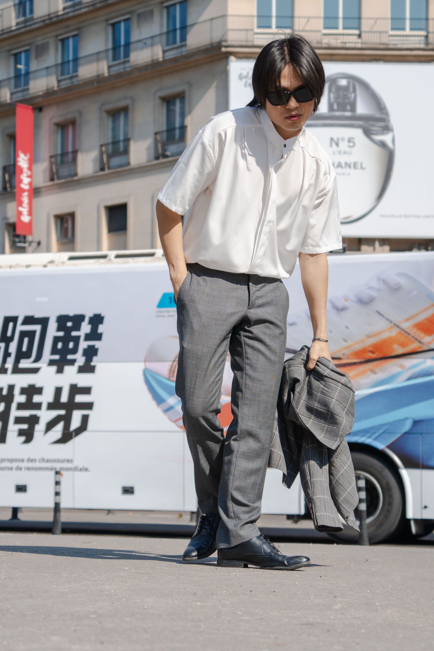 Photographie Mode / Portrait homme en extérieur devant un bus dans Paris.