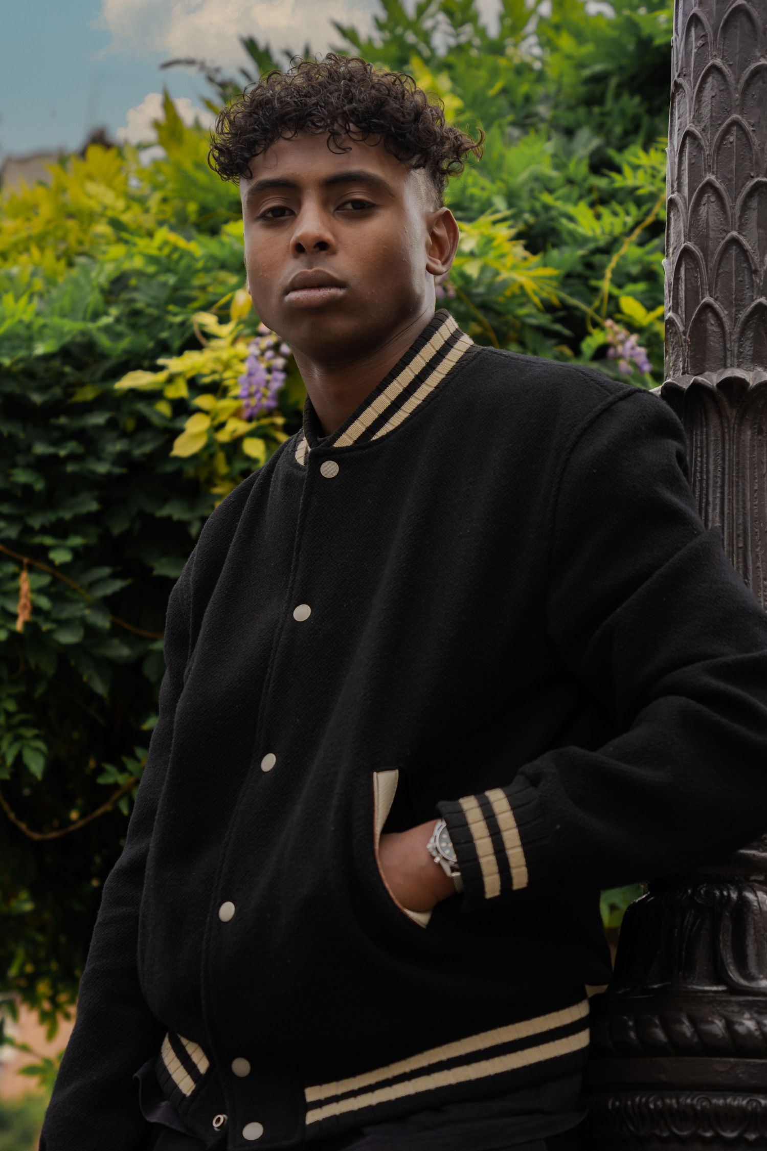 Photographie Mode / Portrait homme en extérieur devant un parc dans Paris.