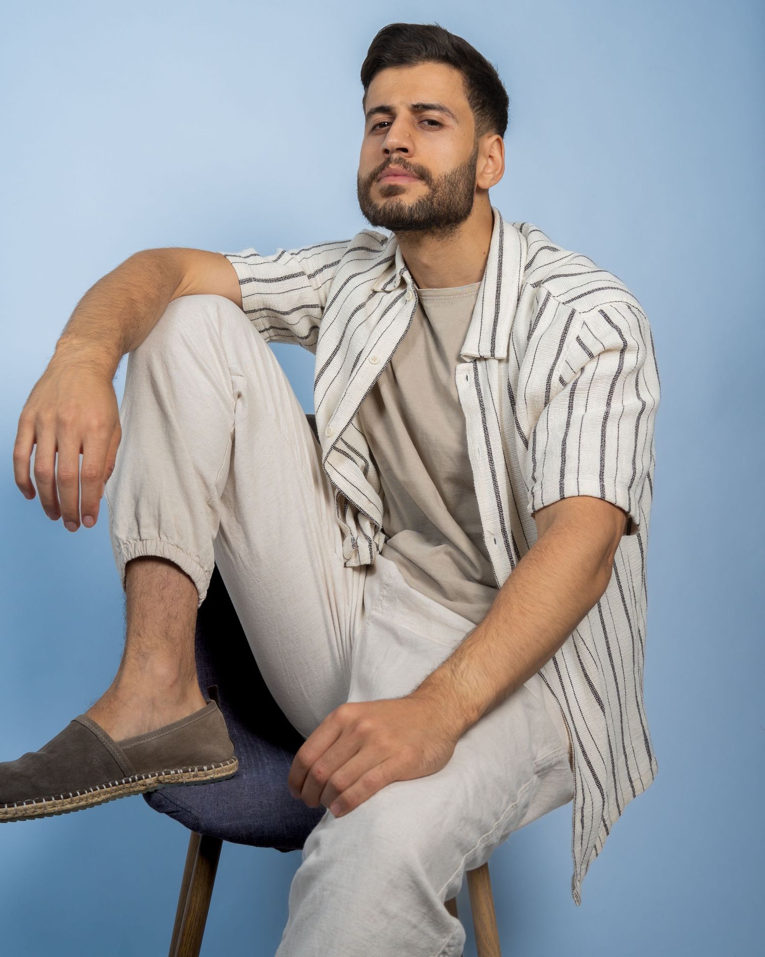 Photographie mode / portrait en studio sur paris lors de l'évènement Icastt mettant en avant le modèle dans des tons froids et sombre.