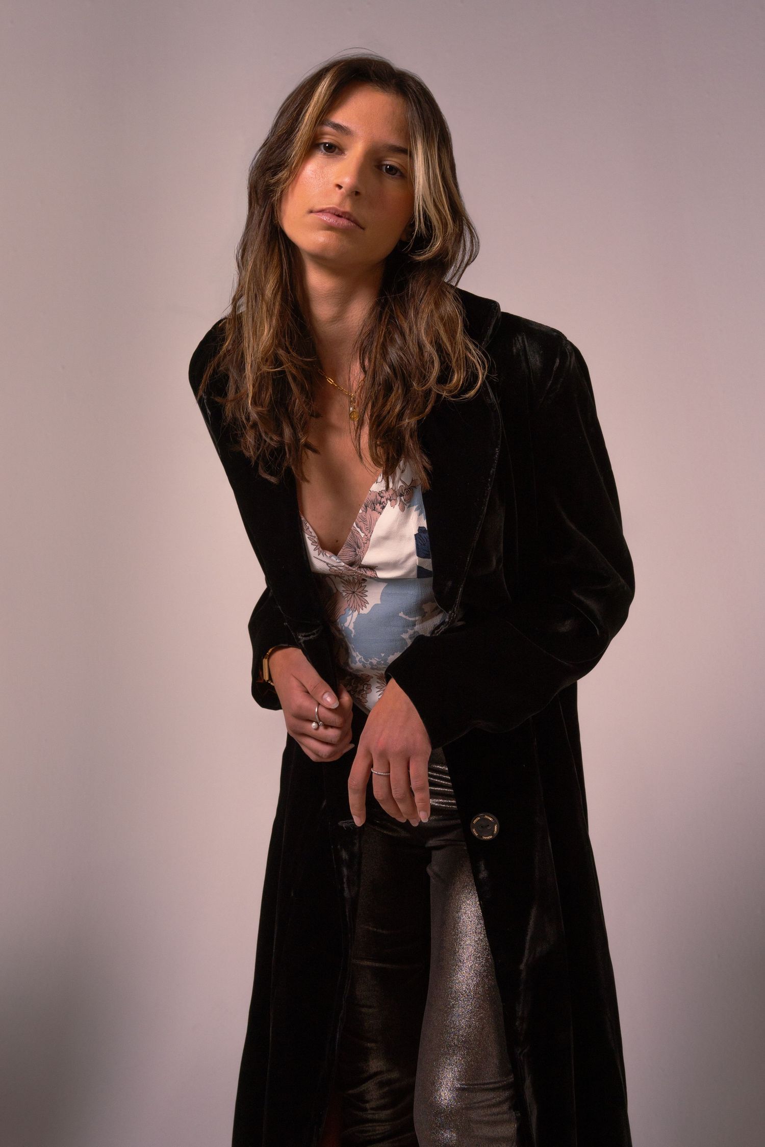 Photographie mode / portrait en studio sur paris lors de l'évènement Icastt mettant en avant la modèle habiller par la marque A MOI PARIS.